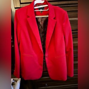 One button. Slim fit solid blazer.